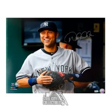 Derek Jeter Autographed New York Yankees 16x20 Baseball Photo - MLB (Dugout)