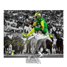 Marcus Mariota Autographed Oregon 16x20 Football Photo - BAS (Hurdle)